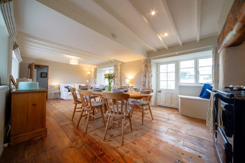 Penrose Cottage in Crackington Haven, Bude. Ground floor: Connect with friends and family