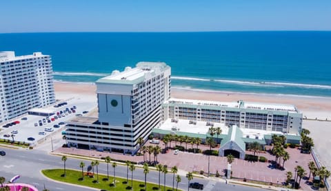 Breathtaking views, unforgettable stays. Welcome to Daytona Beach Resort.
