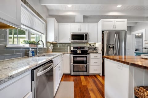 Full Kitchen, double oven, seating for 4