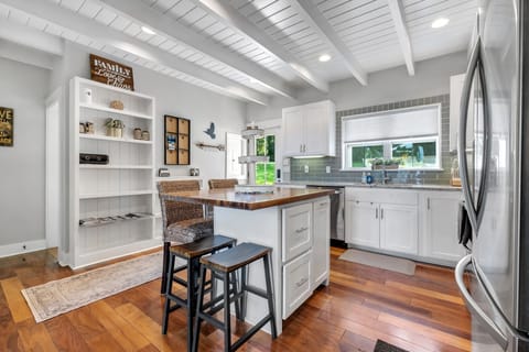 Full Kitchen, double oven, seating for 4