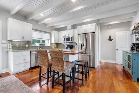 Full Kitchen, double oven, seating for 4