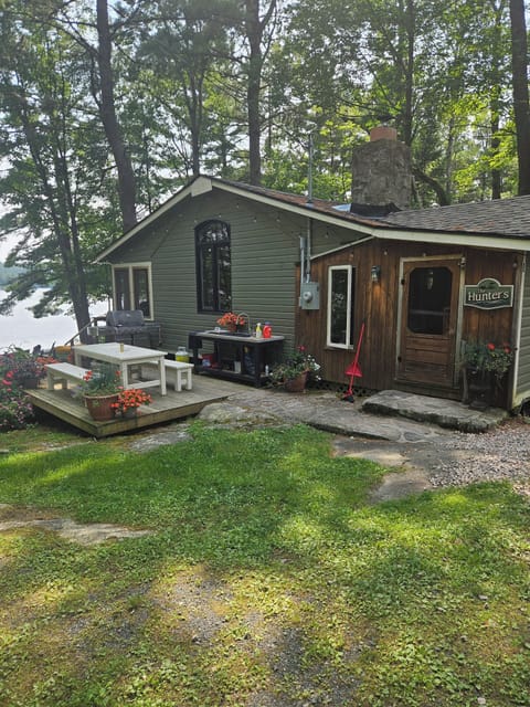 Cottage with two bedrooms, bathroom with shower and bathtub