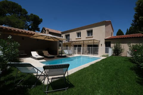 Holiday rentals in MOURIES, Alpilles, Provence. Air-conditionning villa for rent with all facilities, 4 bedrooms, 8 people. Book online with Plaisirs & Maisons de Provence.