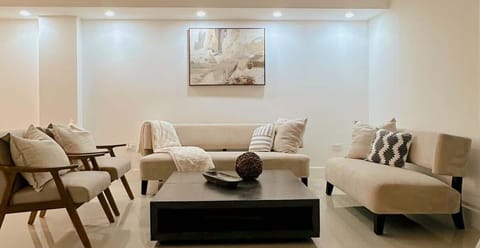 Cozy living room with a spacious sofa, comfortable furnishings, piano, and Smart TV to make the most of your leisure time.