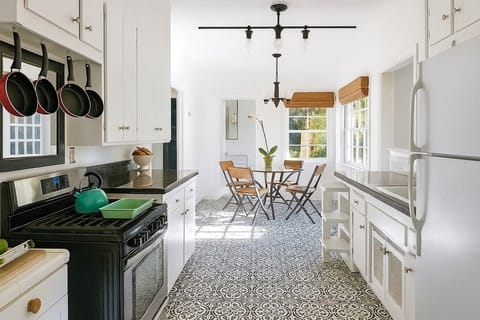 NEWLY REMODELED SUN-SOAKED KITCHEN+TREE-TOP VIEWS+5 MINS HOLLYWOOD+15: UNIVERSAL