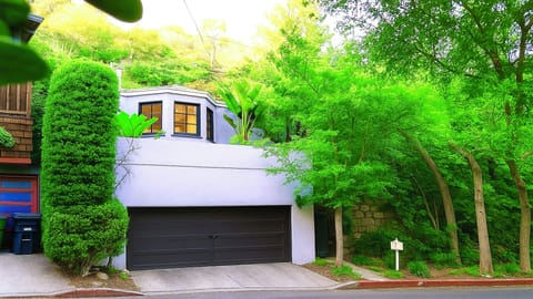 ENCHANTING HOLLYWOOD HILLS OASIS+TREE-TOP VIEWS+OUTDOOR PATIO+GARDEN+FREE GARAGE