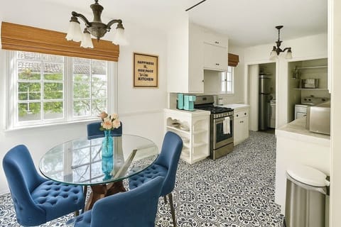 NEWLY REMODELED SUN-SOAKED KITCHEN+TREE-TOP VIEWS+5 MINS HOLLYWOOD+15: UNIVERSAL