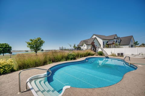 Moses Lake Vacation Rental | 3BR | 2.5BA | Stairs Required | 3,000 Sq Ft