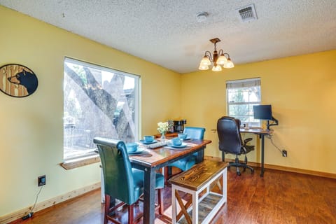 Dining Area | Dishware/Flatware Provided | Coffee Bar