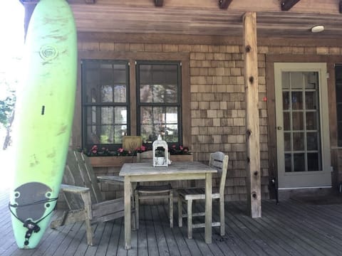 Dine others around porch