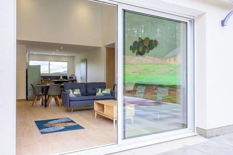 Les 2 canapés du salons accueilleront vos amis ou votre famille dans la convivialité et le confort devant une grande baie vitrée donnant sur la terrasse et la piscine !