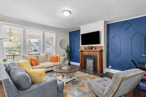 Welcome to your technicolor retreat! Let the colors lift your mood and your whole stay. 