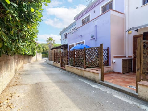 Residential Area, Neighbourhood, Sidewalk, Suburb, Balcony, Alley, Fence, Driveway, Shade, Walkway