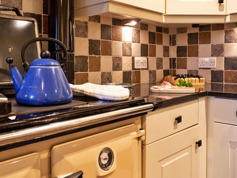 Kitchen, Kitchen Appliance, Countertop, Major Appliance, Interior Design, Cabinetry, Home Appliance, Stove, Small Appliance, Kitchen Stove