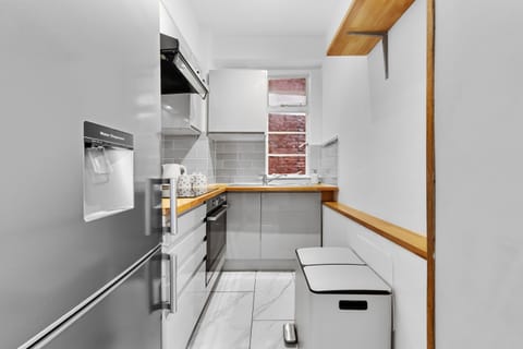 Fully equipped kitchen with contemporary finishes.