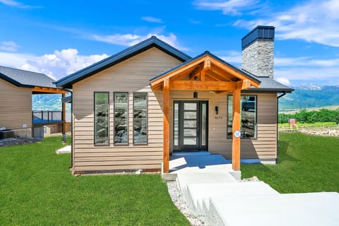 Charming Cabin Front Exterior