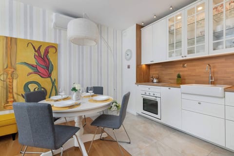 Kitchenette with plenty of kitchen utensils and dishes.