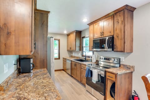 Kitchen | Trash Bags/Paper Towels | 1st Floor