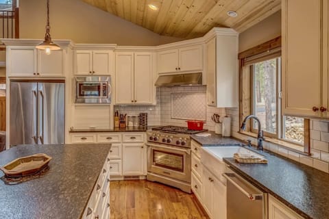 RR004_20180729_006_Kitchen