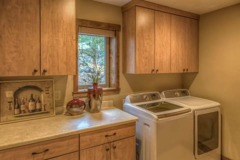 RR004_20180729_022_Laundry-Room