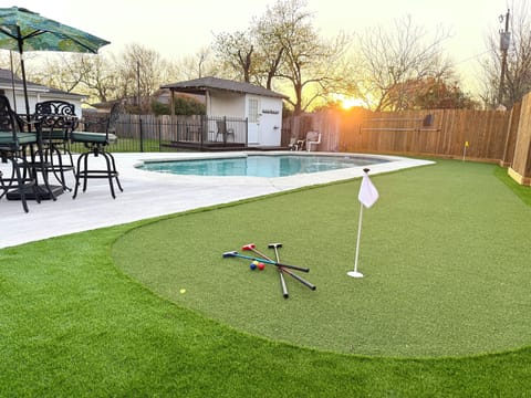 Enjoy the putting green and the pool (not heated)
