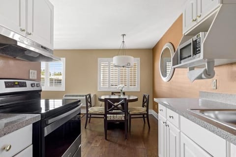 Cook with ease in a full kitchen and bright dinette.