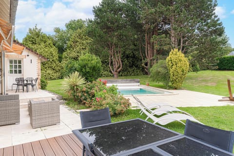 terrasse avec table, barbecue et table de ping pong