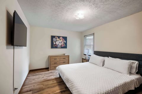 The primary king suite boasts a smart TV & ensuite bath​