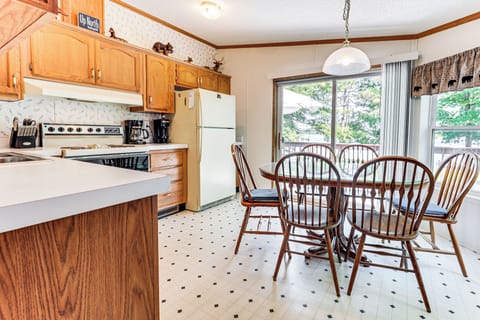 Dining Area | Dishware/Flatware Provided