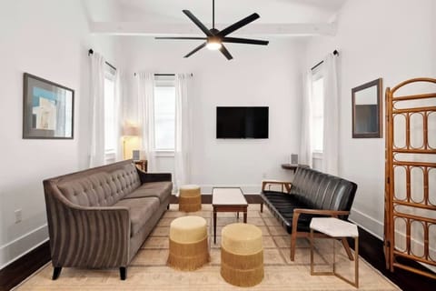 Cozy Living Area w Smart TV and plenty of Seating