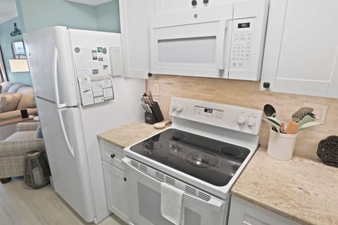 Kitchen | Refrigerator with Top Freezer | Fully Equipped Kitchen