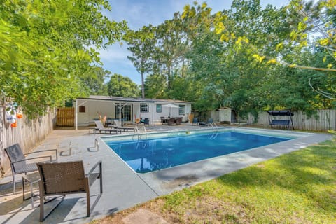 Pensacola Vacation Rental | 3BR | 1BA | 1,130 Sq Ft | 2 Steps to Enter