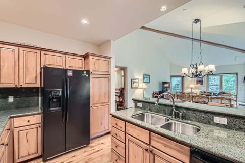 Fully equipped kitchen with counter seating for 3