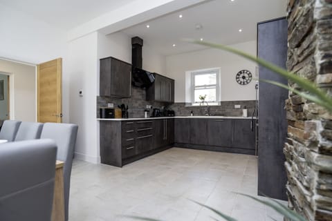 Warm & Modern Kitchen/Diner - Underfloor heating, bright décor and plenty of space for cooking and dining together