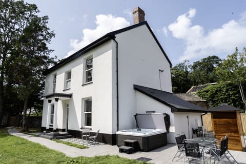 Luxury Outdoor Escape - Large detached home with hot tub, sauna and comfy seating. Perfect for privacy, relaxation and bringing your dog along