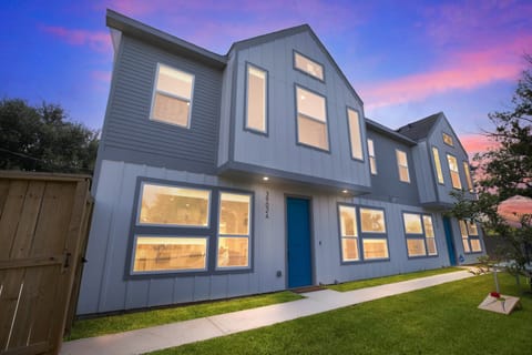 Grass, Neighborhood, City, Architecture, Building