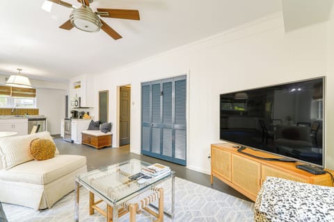 Living Room | Free WiFi | Smart TV | Queen Sleeper Sofa