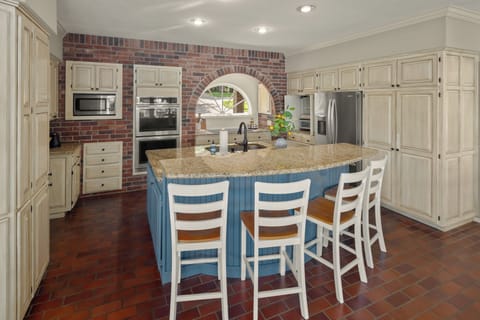 Bar stools in kitchen.en