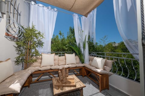 Furnished terrace – Relax and enjoy the stunning garden views from the private terrace of Le Cocoon Balinais, Juan-les-Pins.