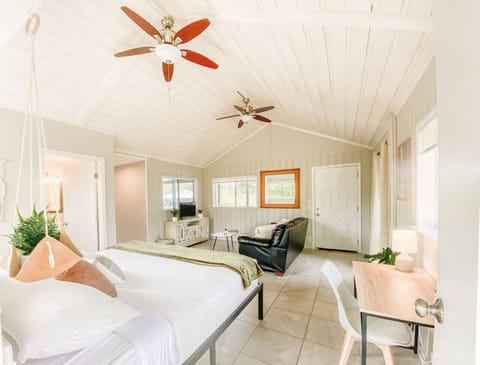 Cozy and bright bedroom with natural light and a relaxing atmosphere.