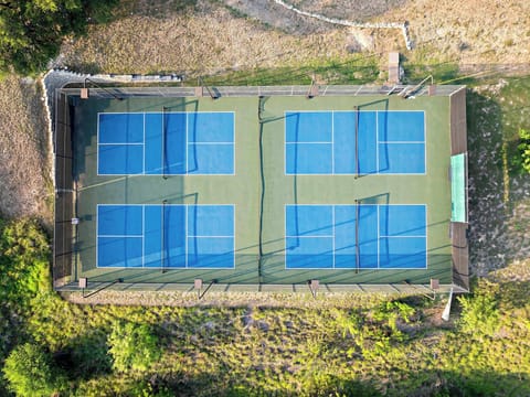 Looking for a little friendly competition or a fun way to stay active during your stay? Guests have access to our communal pickleball court. Perfect for players of all skill levels! (Kindly bring your own rackets and balls)