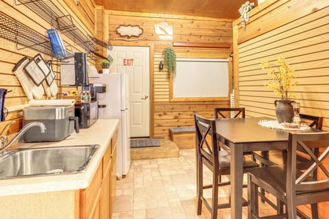 Kitchenette | Dining Area | Cooking Basics | Dishware/Flatware | Coffee Maker