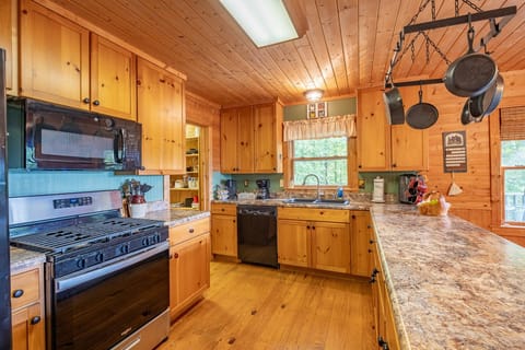 With everything in reach, this Bryson City rental cabin kitchen makes it easy to prep, cook, and serve meals for families or larger groups.