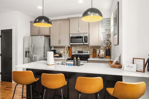 Fully Stocked Kitchen w/Island Seating