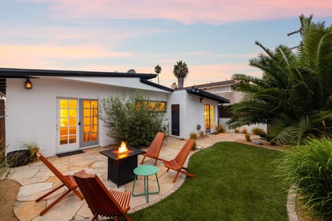 End your day with a glass of wine by the fire pit, surrounded by palms and the ocean breeze. Book now!