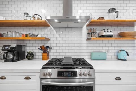 Cook with ease—spices, cookware, and bright touches ready for you.