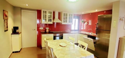 Kitchen& diningtable