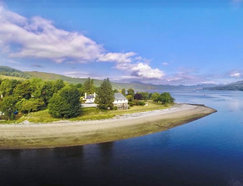 Ferry Inn Cottage is situated on the shore line of the Gareloch.