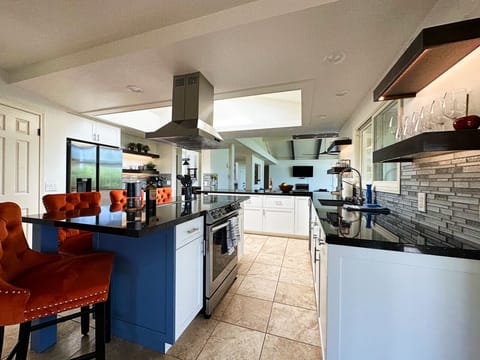 Hilltop Villa: Fully stocked gourmet kitchen