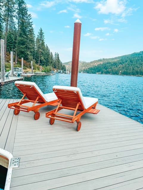 Relax at the lake in the chaise lounge chairs
